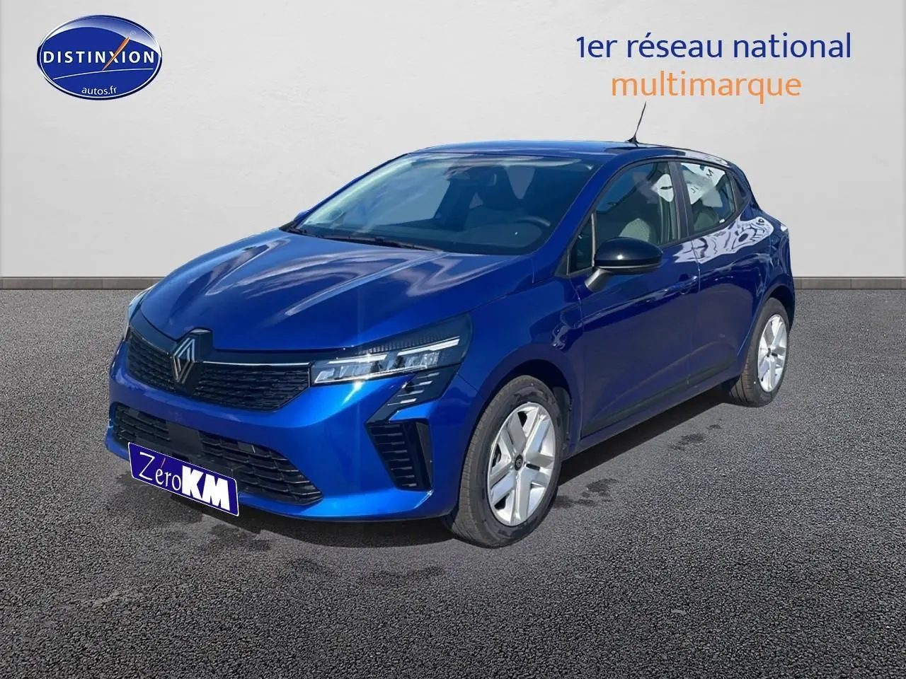 Renault Clio V bleu iron vue 3/4 avant droit, avec phares LED et jantes alliage distinctives.