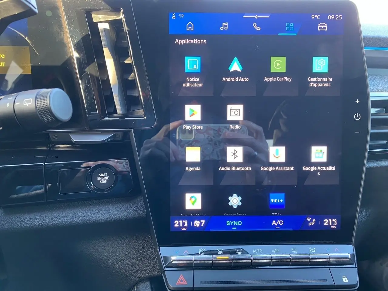 Gros plan sur l’écran tactile central du Renault Espace 2025, affichant les applications multimédia, avec bouton Start Engine visible.
