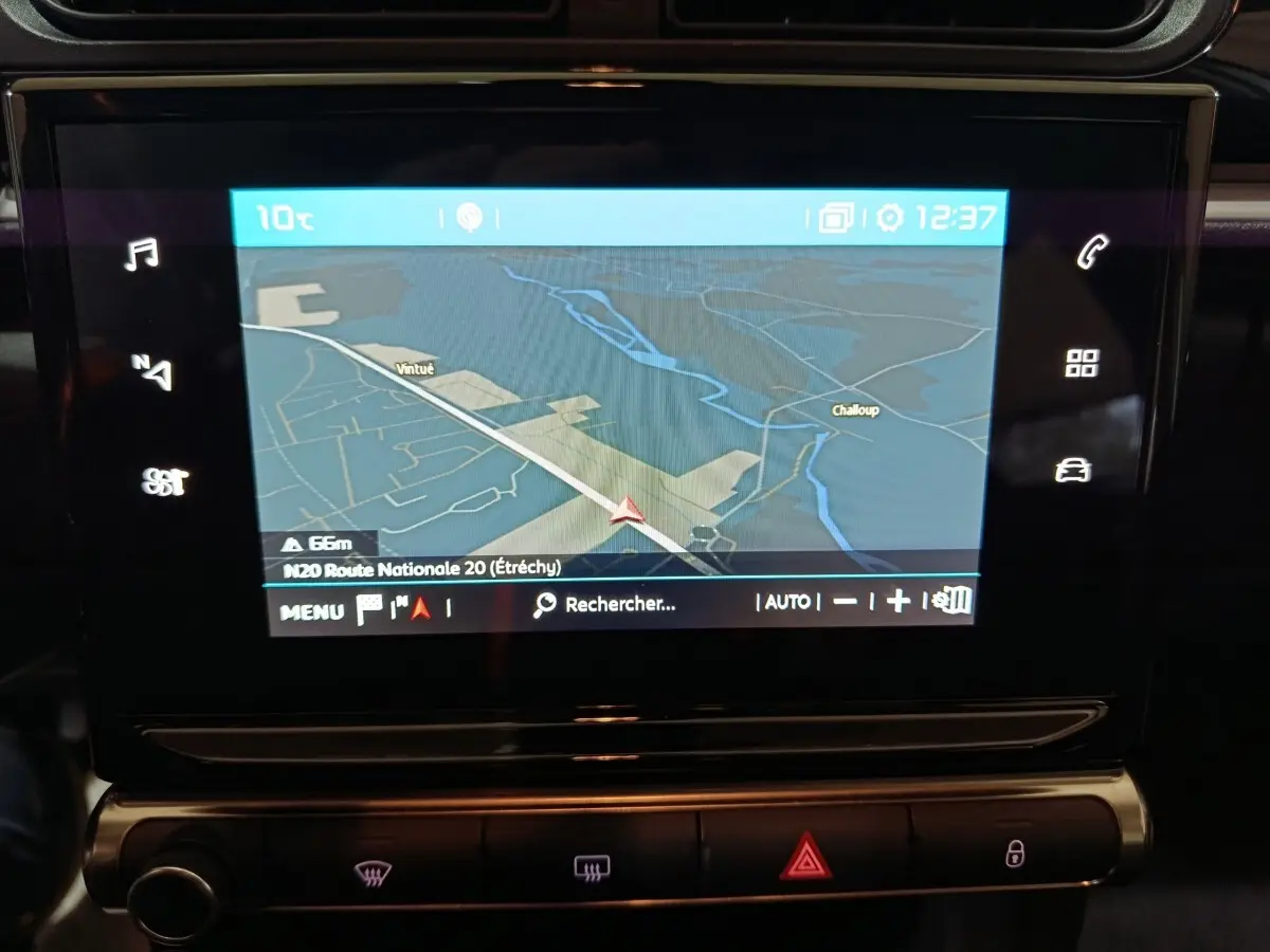 Écran tactile central du tableau de bord de la Citroën C3 gris clair, affichant la navigation GPS.