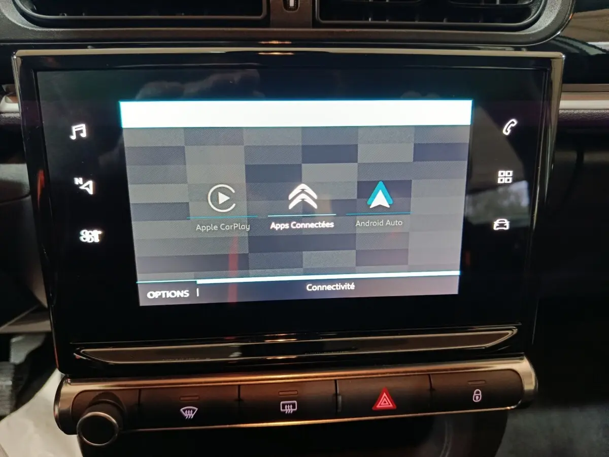 Écran tactile central de la Citroën C3 2024 gris clair affichant Apple CarPlay et Android Auto.