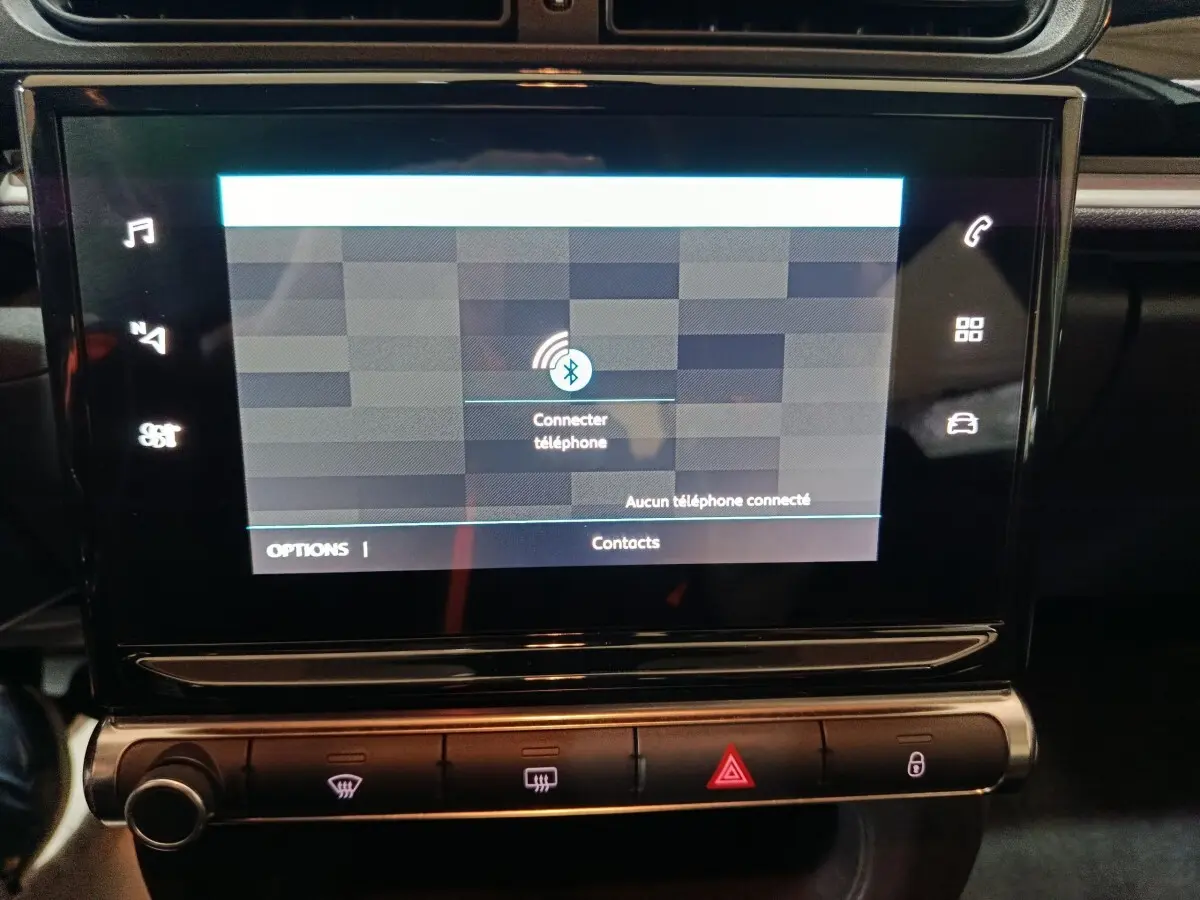 Écran tactile central allumé de la Citroën C3 2024 gris clair, vue rapprochée de la console de bord.