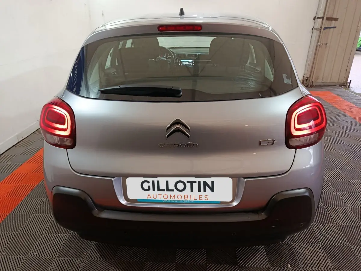Vue arrière d'une Citroën C3 gris clair 2024 avec feux LED distinctifs et logo centré sur hayon.