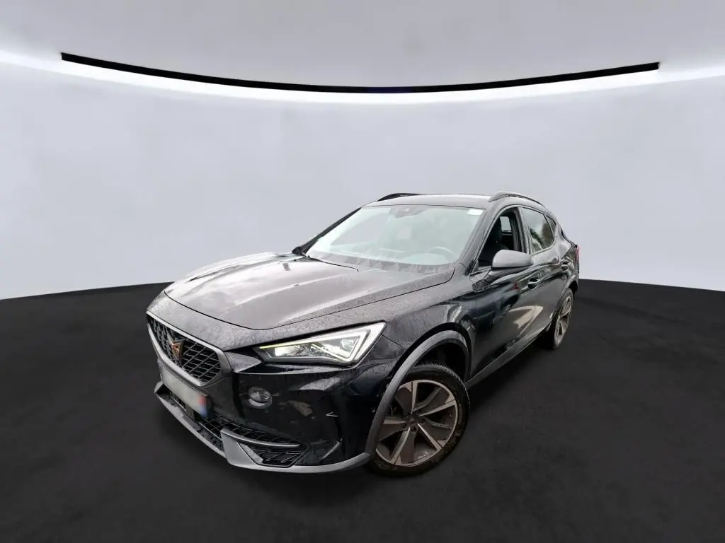 Vue 3/4 avant droite d'un CUPRA Formentor noir avec jantes alu et signature lumineuse Tri-LED visible.