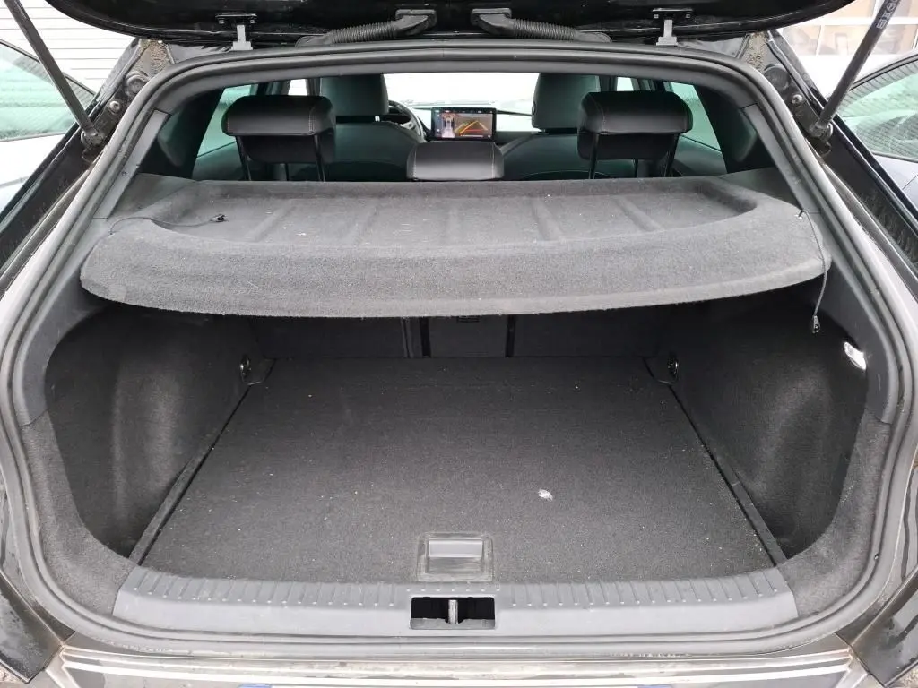 Vue arrière du coffre ouvert d'une CUPRA Formentor noire 2022, avec cache-bagages et intérieur sombre visible.