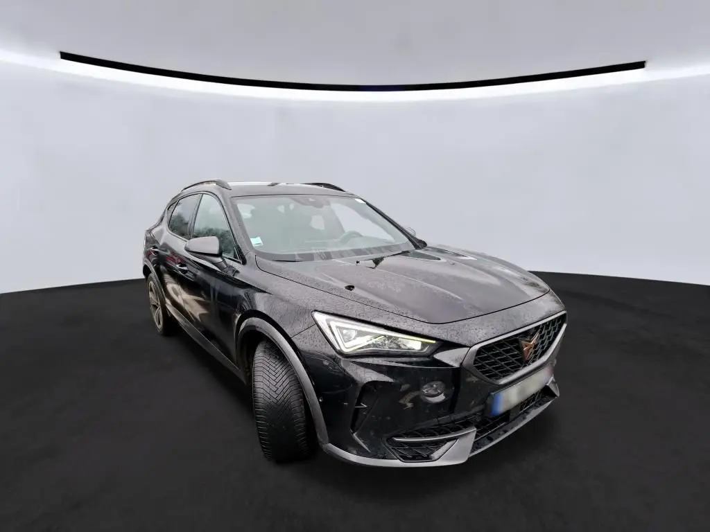 Vue 3/4 avant gauche d'un CUPRA Formentor noir avec calandre distinctive et jantes alu visibles.