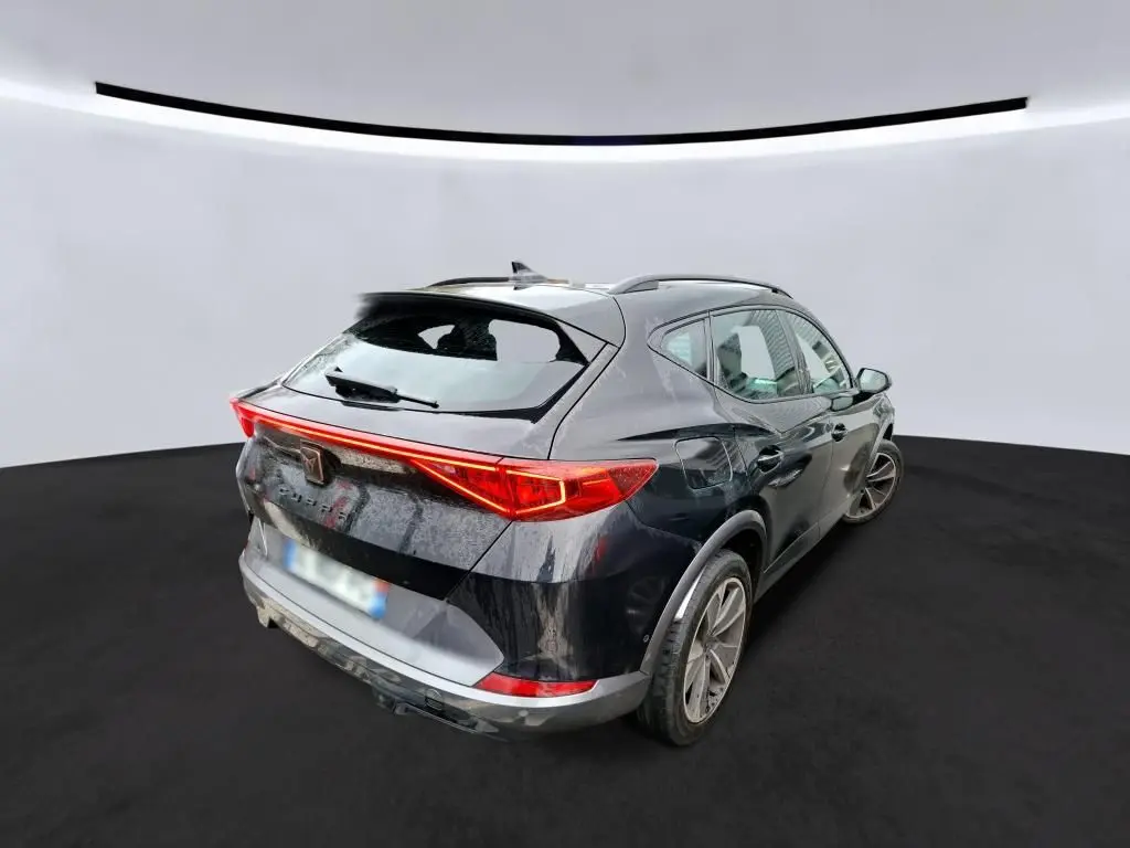 Vue 3/4 arrière droite d'un CUPRA Formentor noir avec feux arrière Tri-LED et double sortie d'échappement noire stylisée.