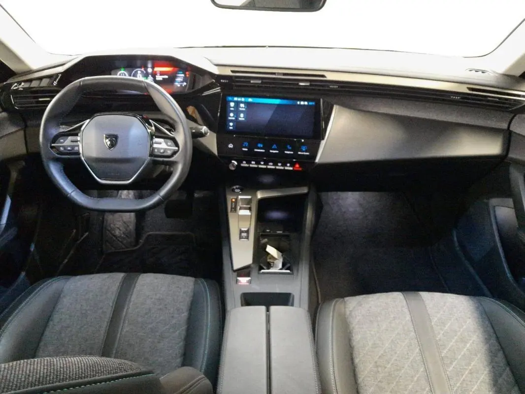 Vue intérieure avant du Peugeot 408 PHEV 180 e-EAT8 Allure 2024, tableau de bord moderne avec cockpit numérique et écran tactile.