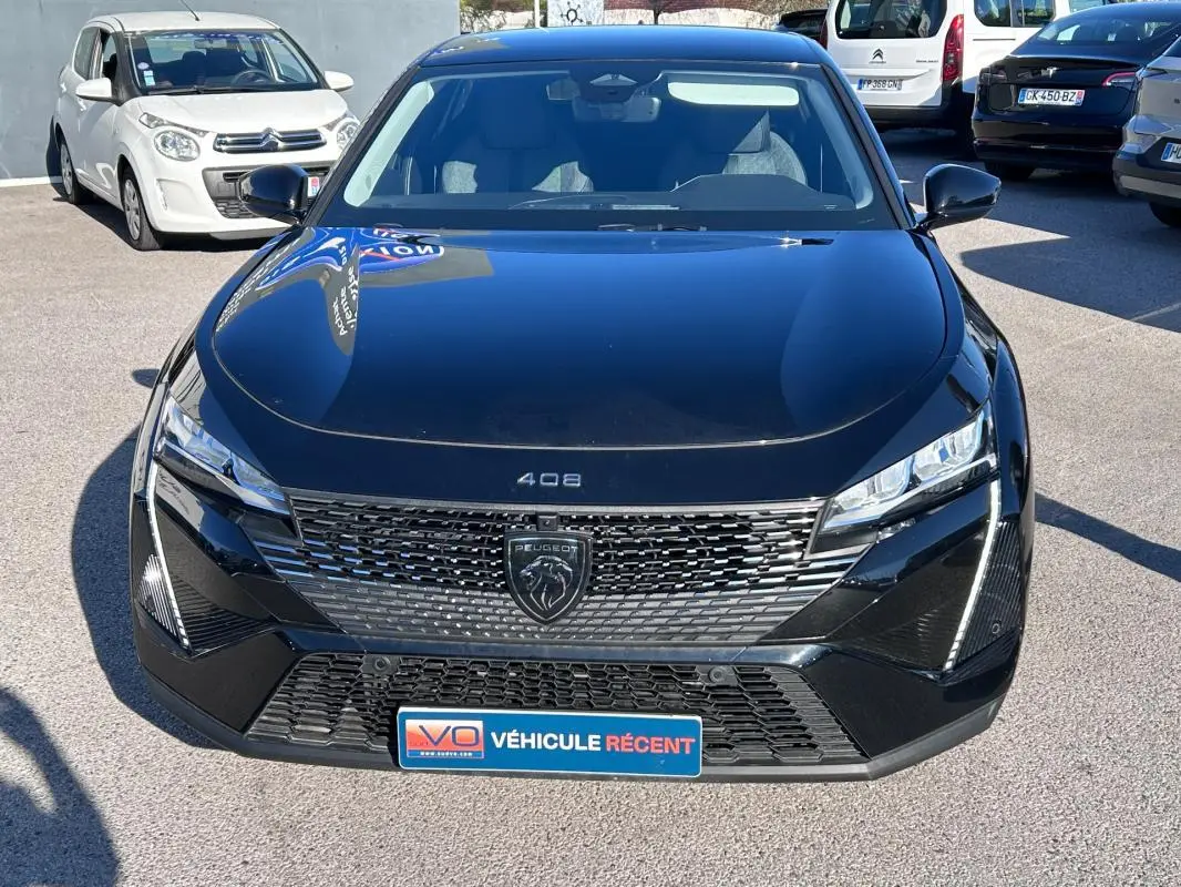 Vue avant frontale d'une Peugeot 408 PHEV 180 e-EAT8 Allure noire avec calandre moderne et logo lion central.