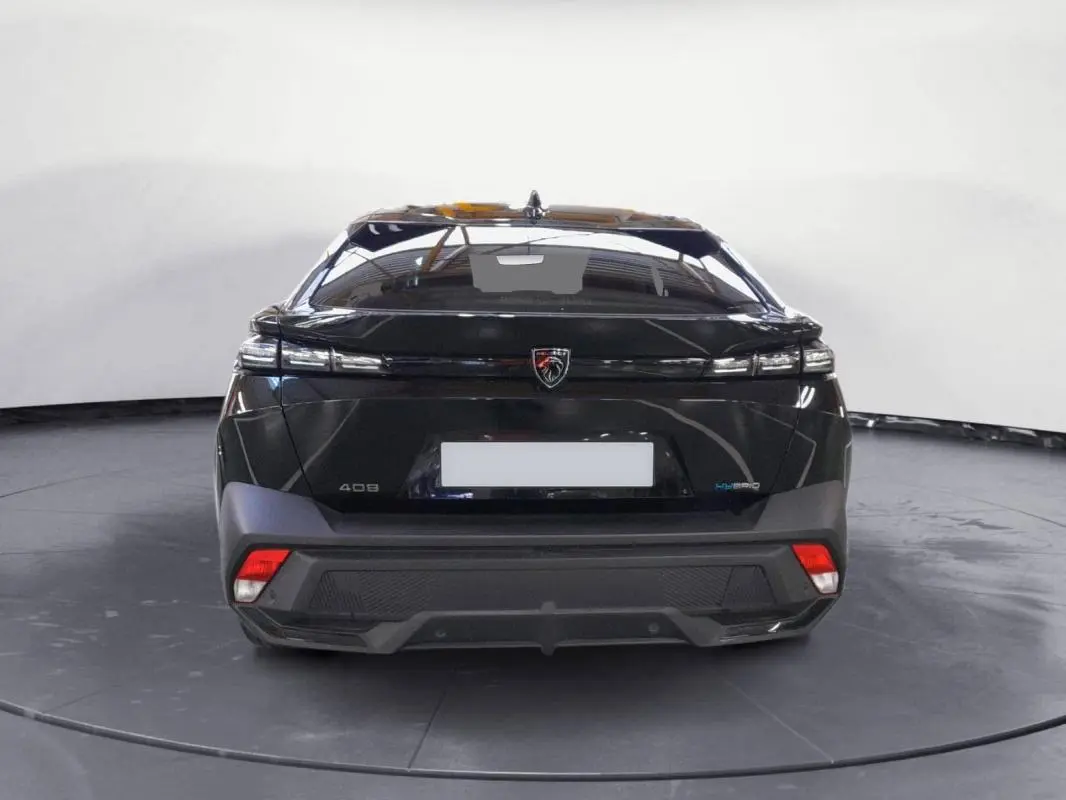 Vue arrière d'une Peugeot 408 PHEV 180 e-EAT8 Allure noire avec feux effilés et logo lion central.