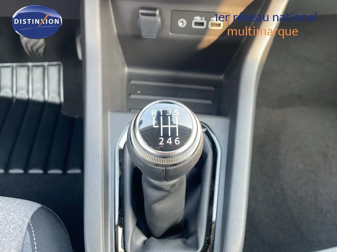 Le levier de vitesses manuel de la Renault Clio gris schiste, vue rapprochée sur la console centrale.