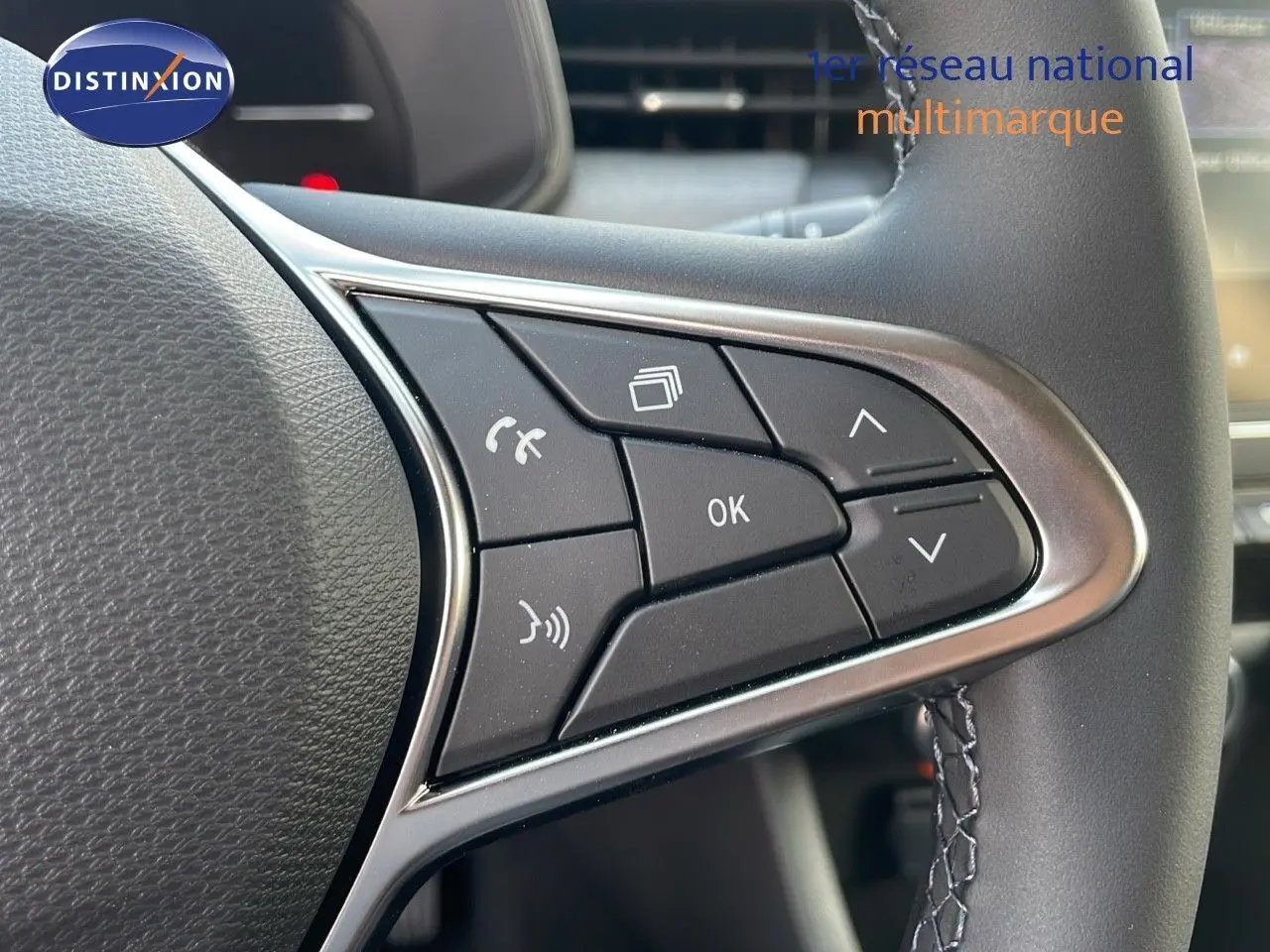 Gros plan sur les commandes multifonctions à droite du volant d'une Renault Clio 1.5 dCi 100ch Evolution 2025.