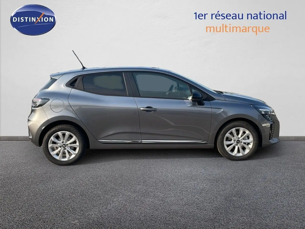 Profil latéral droit d'une Renault Clio 1.5 DCI 100ch Evolution gris schiste métal, avec jantes alliage et vitres teintées.