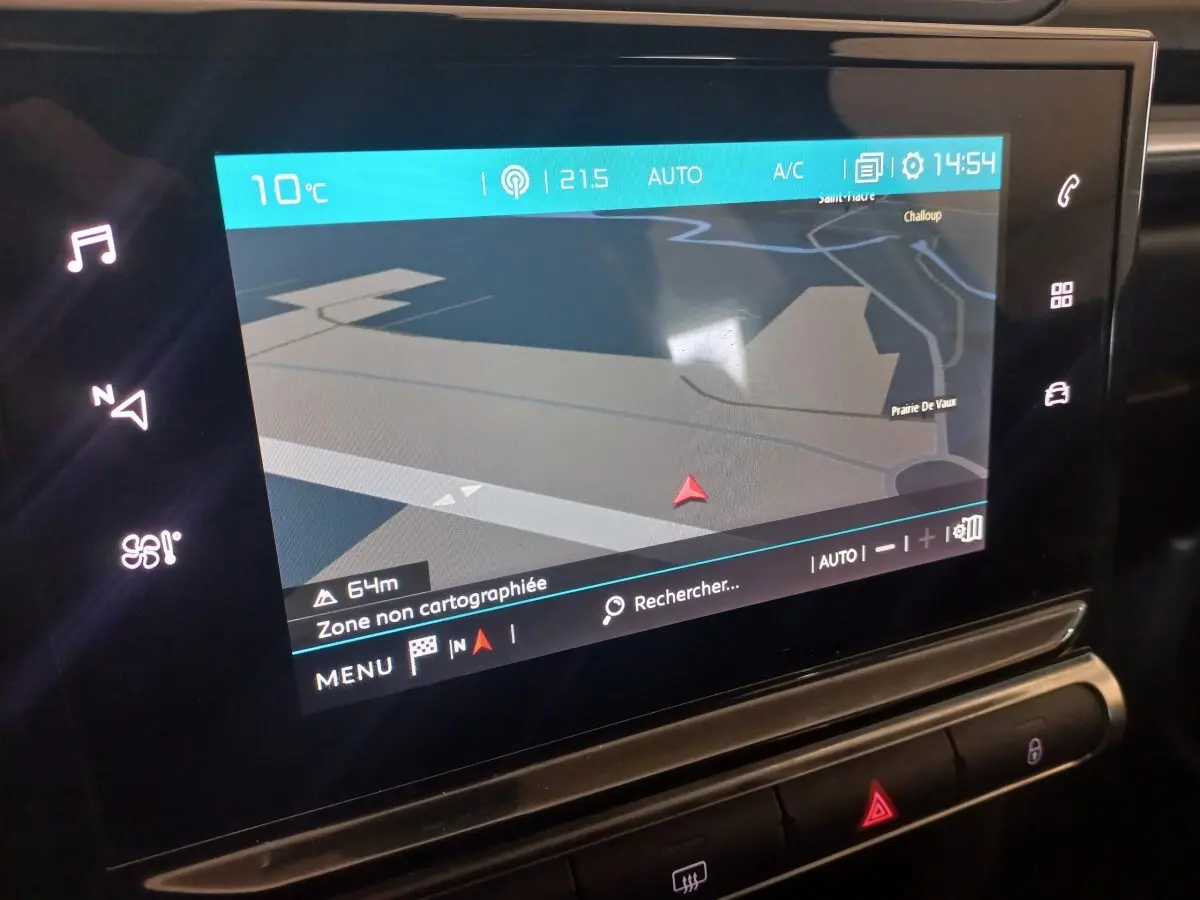Écran tactile central de navigation de la Citroën C3 2024, affichage clair avec commandes tactiles latérales.
