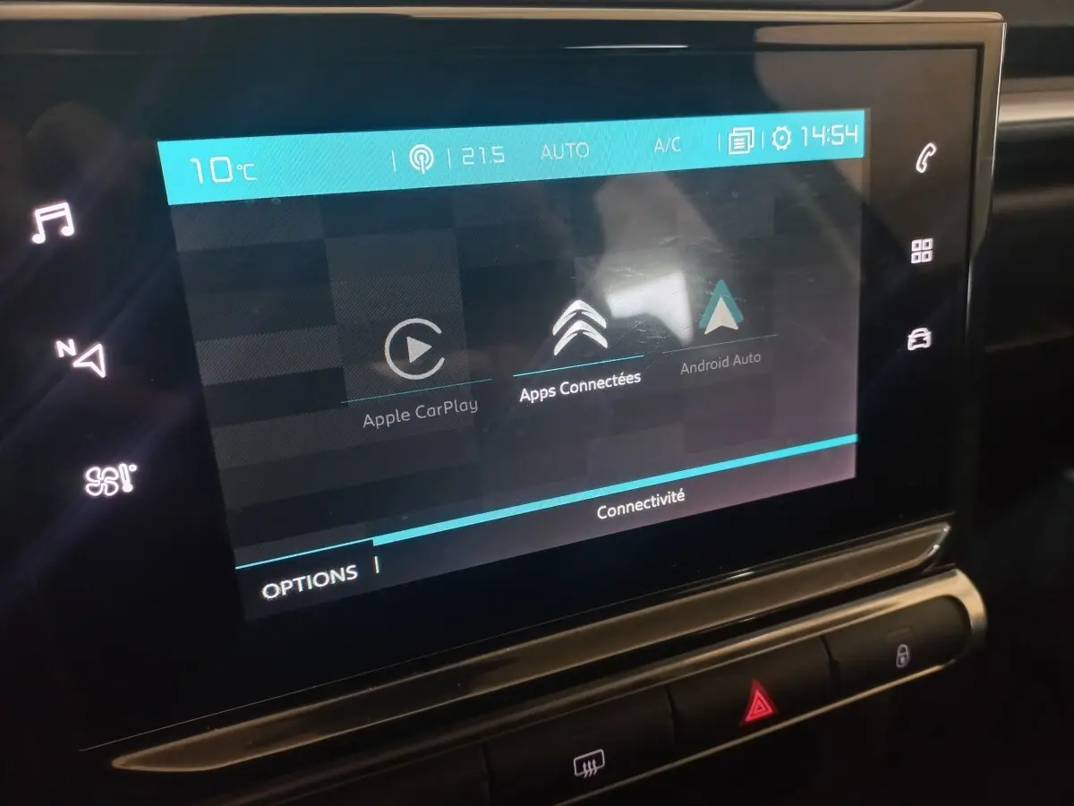 Écran tactile central de la Citroën C3 2024 affichant Apple CarPlay et Android Auto, intérieur noir.