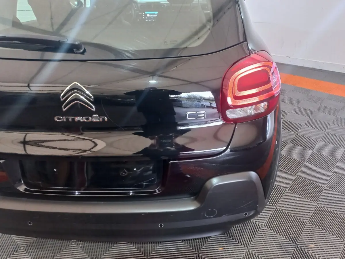 Vue arrière de la Citroën C3 noire 2024 avec feux arrière LED et logo distinctif visible à droite.