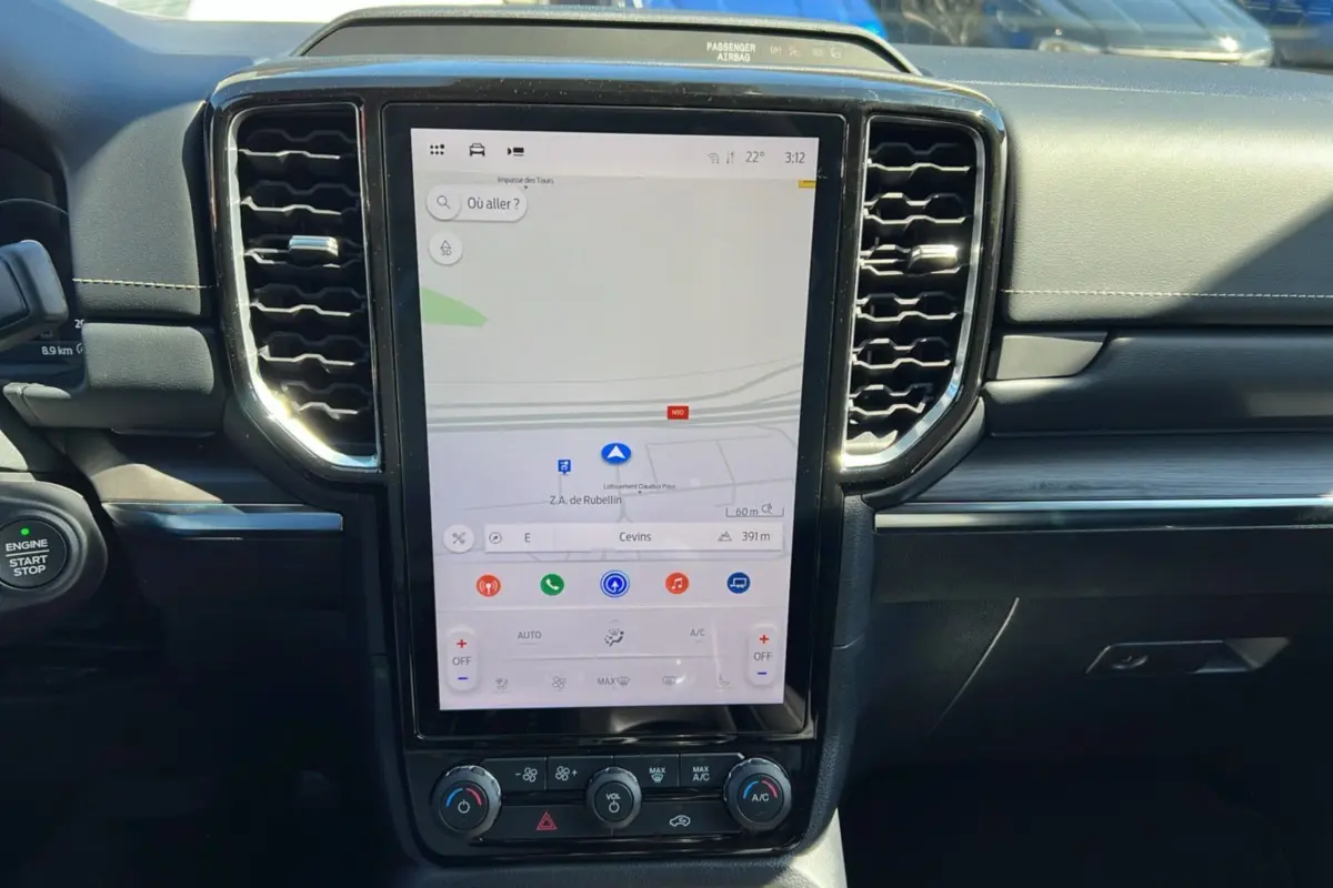 Vue rapprochée de la console centrale du Ford Ranger noir agate 2026 avec écran tactile vertical et commandes climatisation.