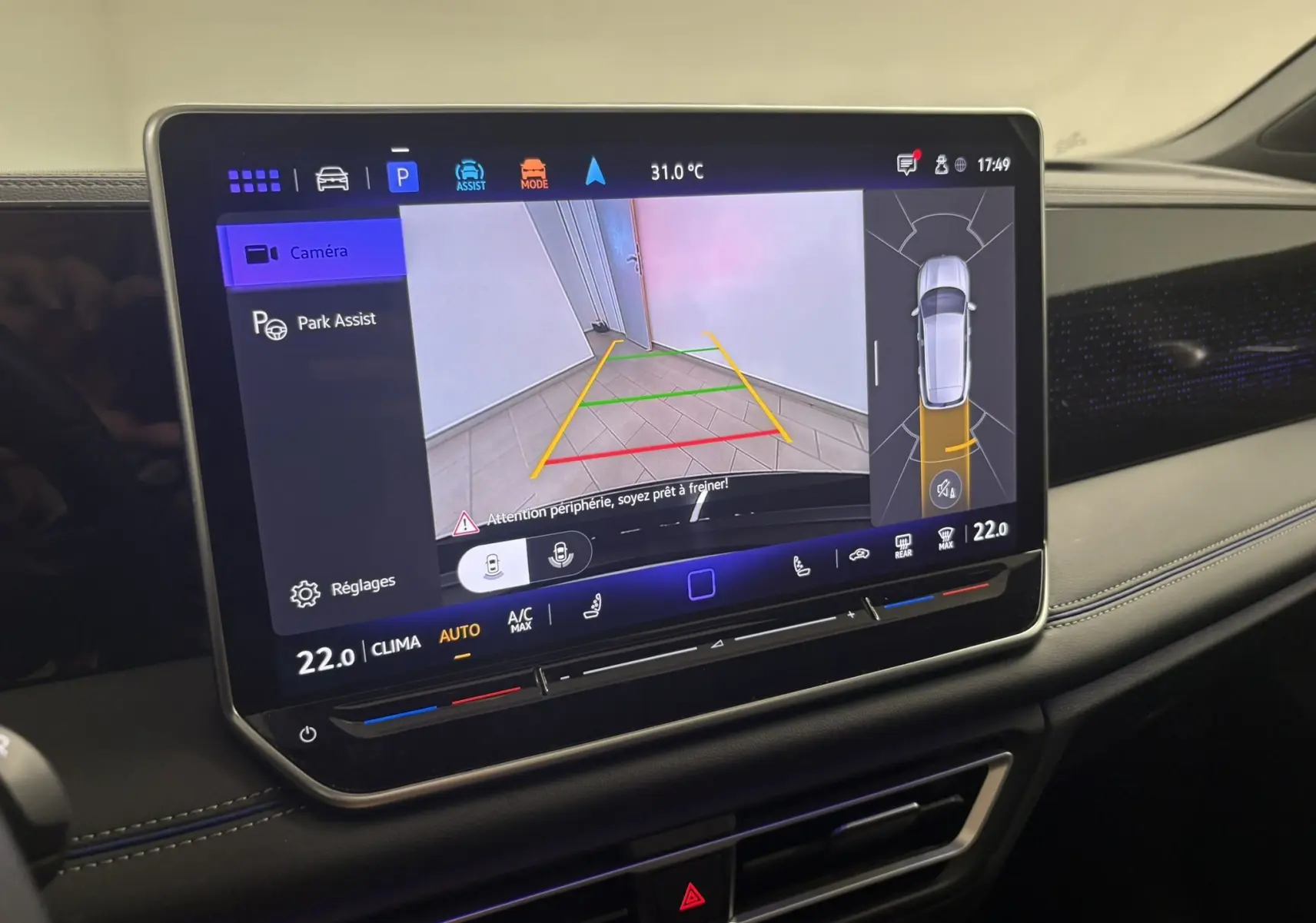 Écran tactile intérieur du Volkswagen Tiguan 2025 montrant l'assistance au stationnement avec vue caméra et affichage 3D du véhicule.