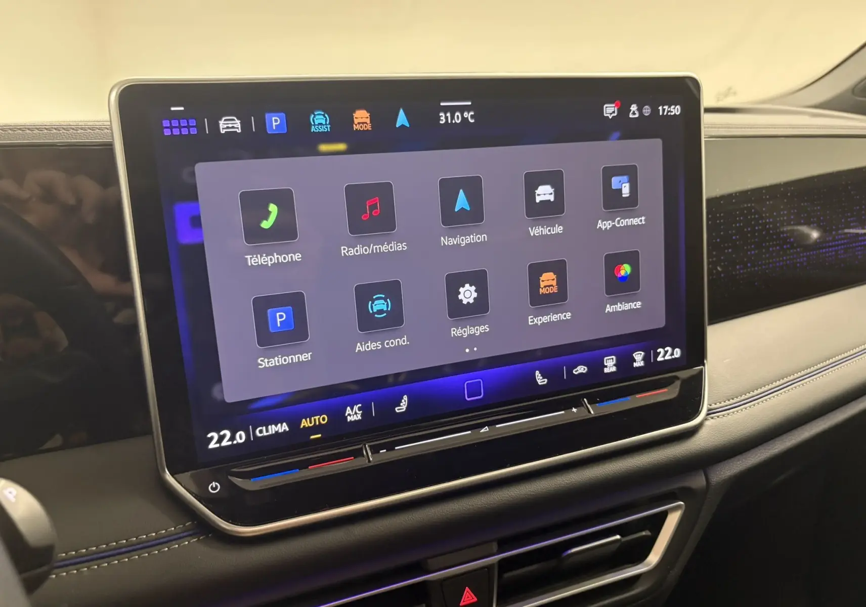 Écran tactile central du Volkswagen Tiguan 2025, affichant les options de navigation et multimédia dans un intérieur noir.