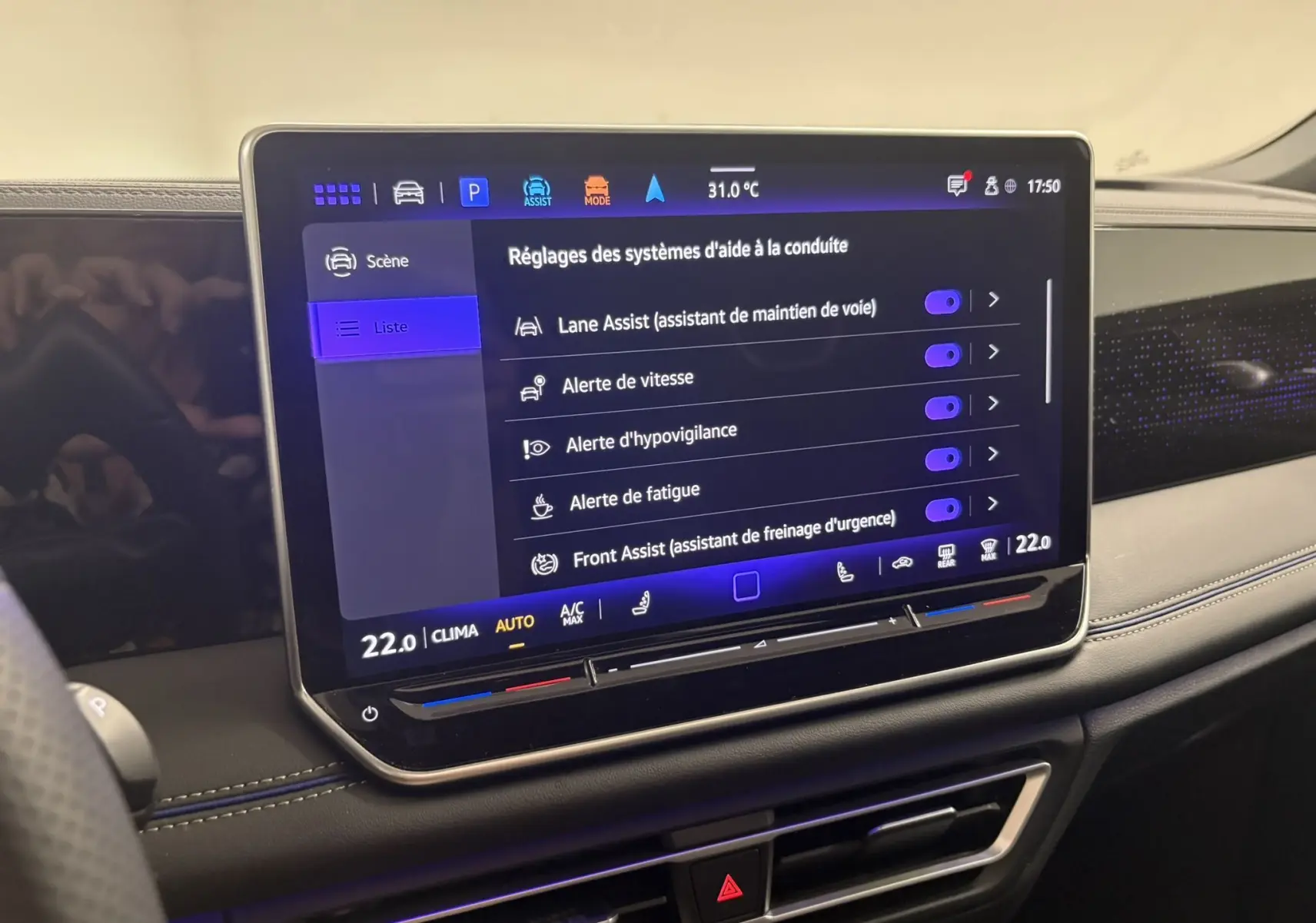 Écran tactile central du Volkswagen Tiguan 2025 affichant les réglages des aides à la conduite, intérieur noir.