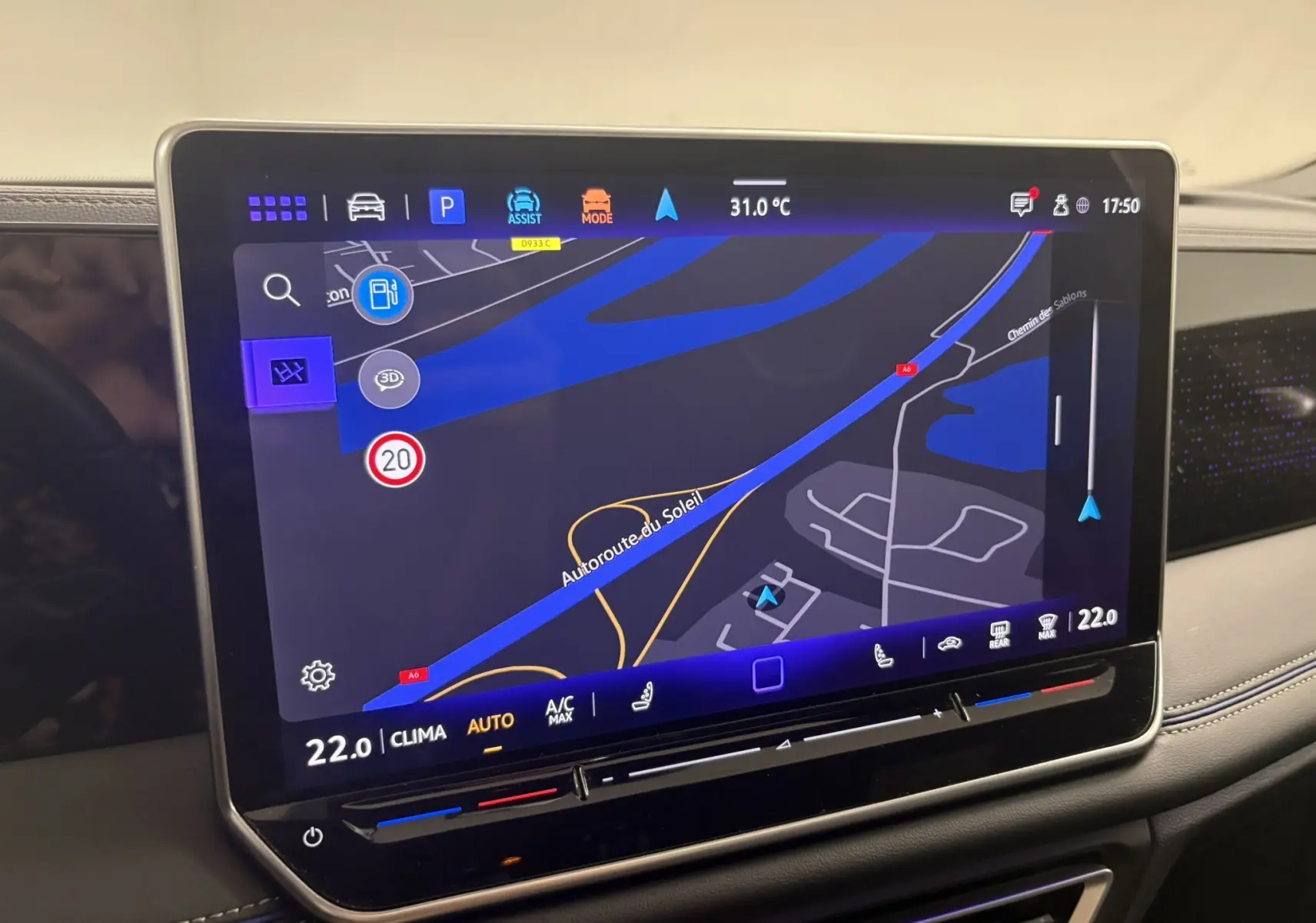 Écran tactile du système de navigation du Volkswagen Tiguan 2025 affichant une carte avec température et commandes climatisation.
