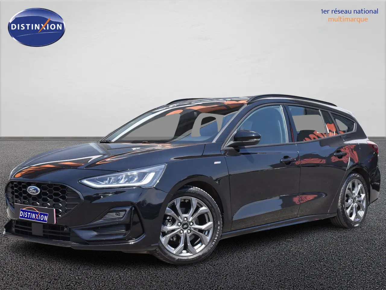 Ford Focus SW 1.5 EcoBlue 115 Powershift ST LINE X vue 3/4 avant en Agate Black Metallic avec jantes alliage et phares LED.