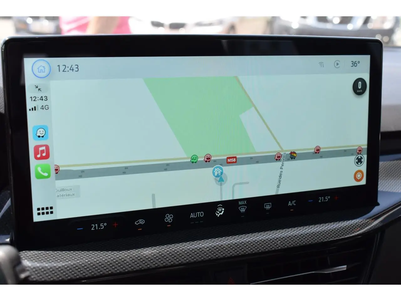 Écran tactile central affichant la navigation GPS dans l'habitacle de la Ford Focus SW 2025 finition ST Line X.