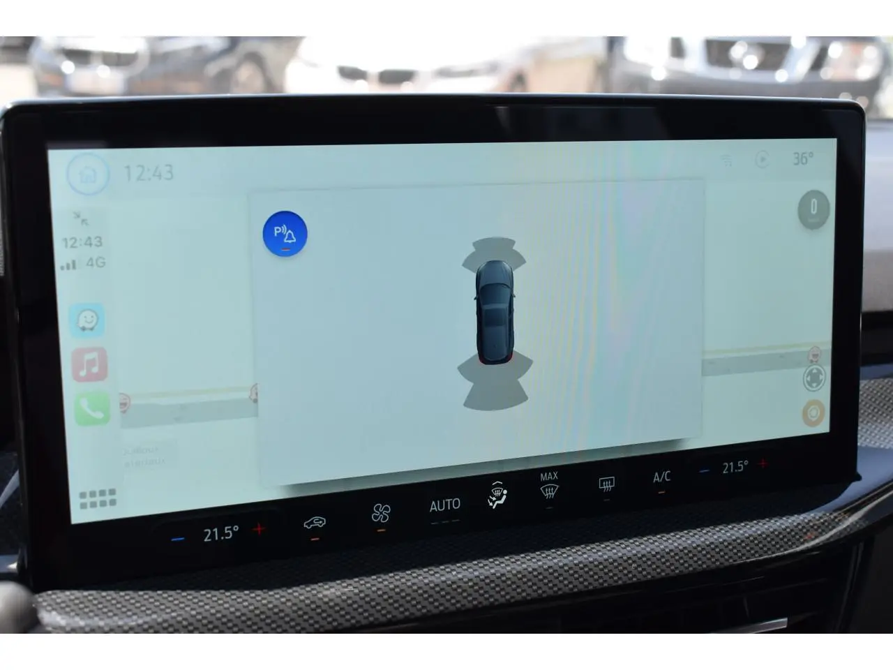 Écran tactile intérieur affichant l'aide au stationnement avec vue aérienne du Ford Focus SW Agate Black.