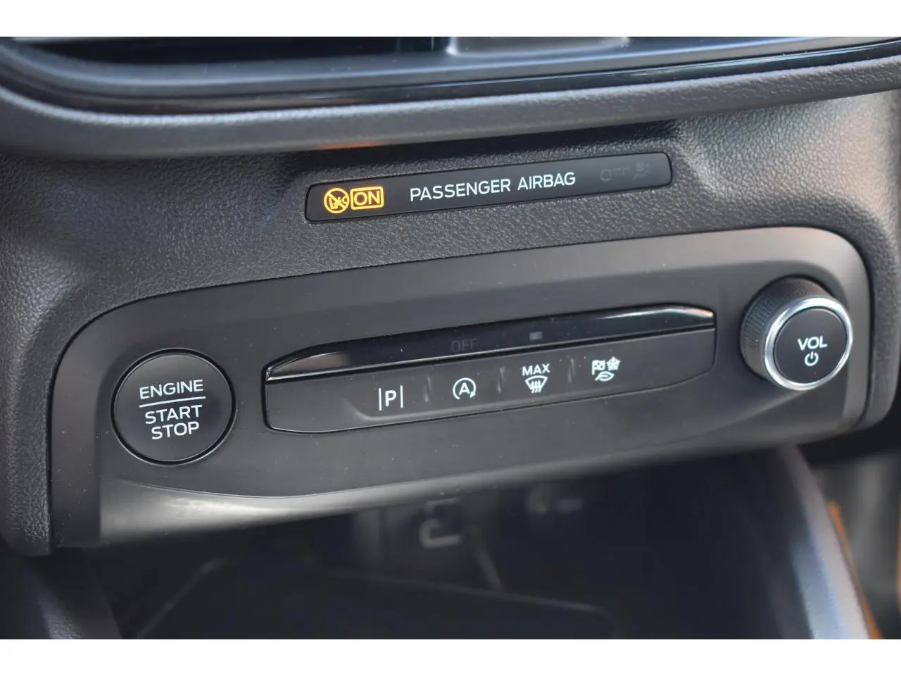 Gros plan sur la console centrale de la Ford Focus SW 2025, bouton start/stop et commandes de climatisation visibles.