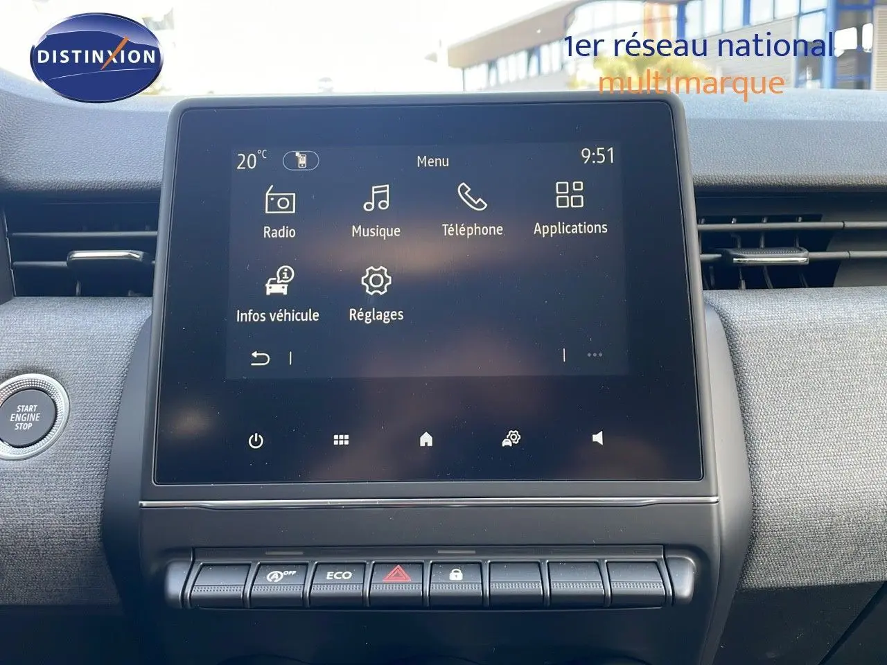 Tablette tactile centrale affichant le menu multimédia dans l'habitacle d'une Renault Clio noire étoile métal.