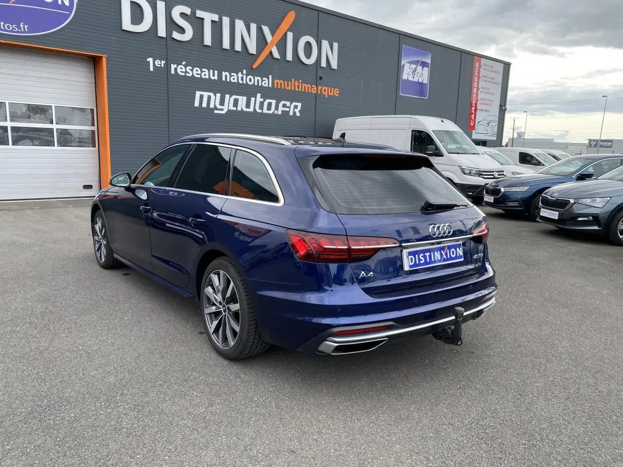 Audi A4 Avant bleu Navarre vue 3/4 arrière droit avec jantes 18 pouces et crochet d'attelage visible