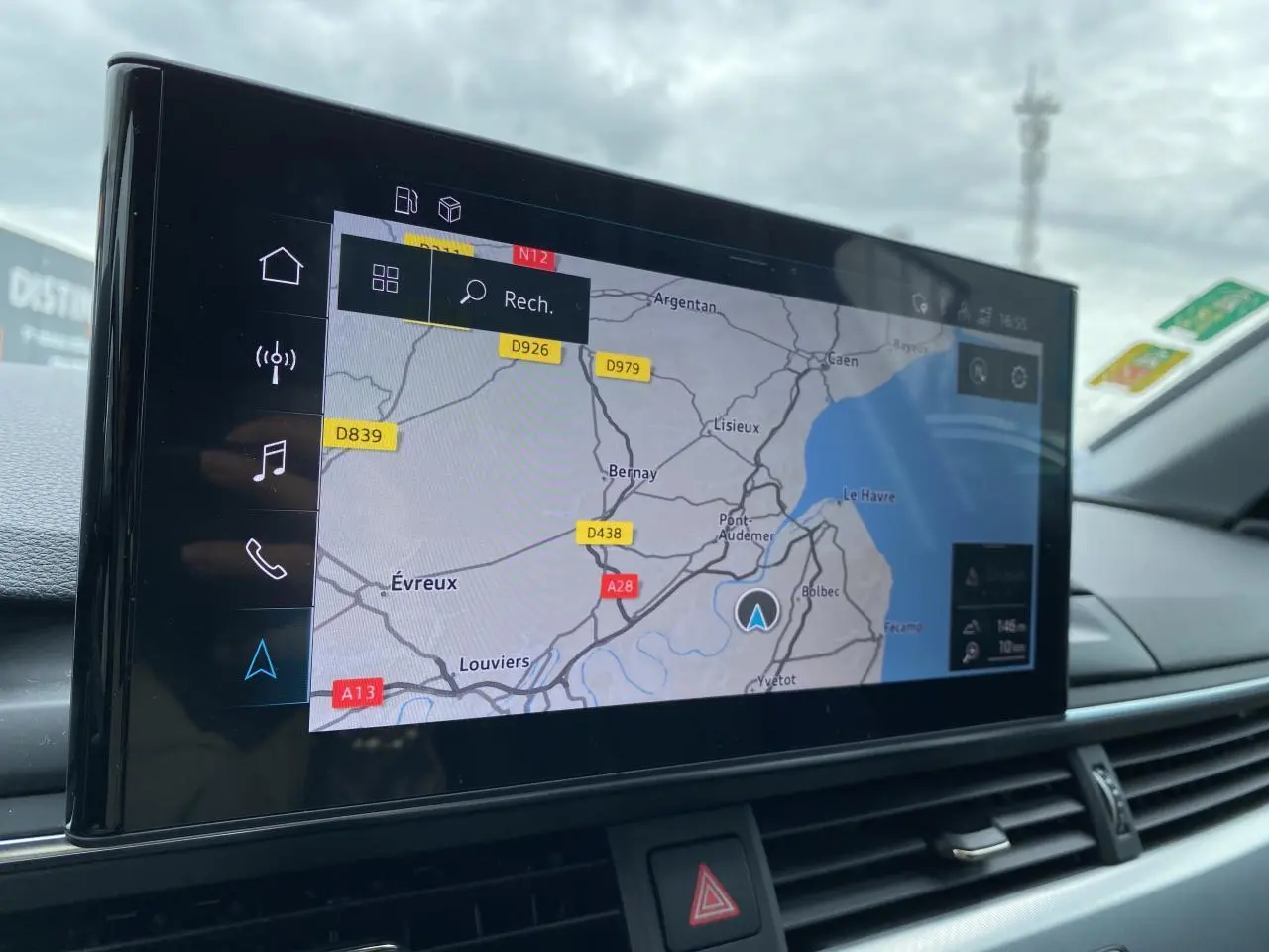 Écran tactile MMI navigation plus affichant une carte dans l'habitacle de l'Audi A4 Avant bleu Navarre 2022