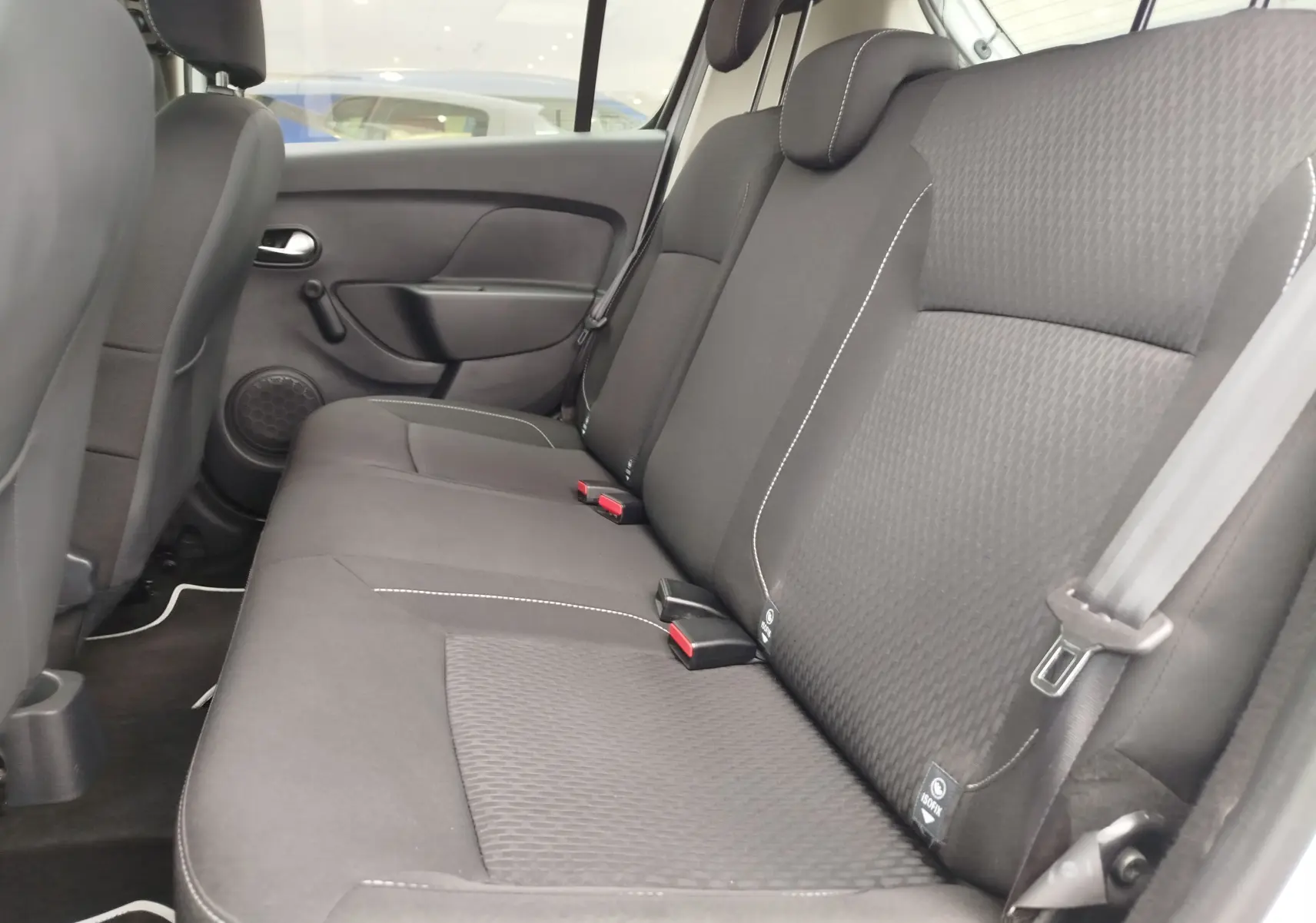 Vue latérale droite des sièges arrière en tissu gris foncé de la Dacia Sandero Lauréate Easy-R 2019, avec ceintures et appuie-têtes.