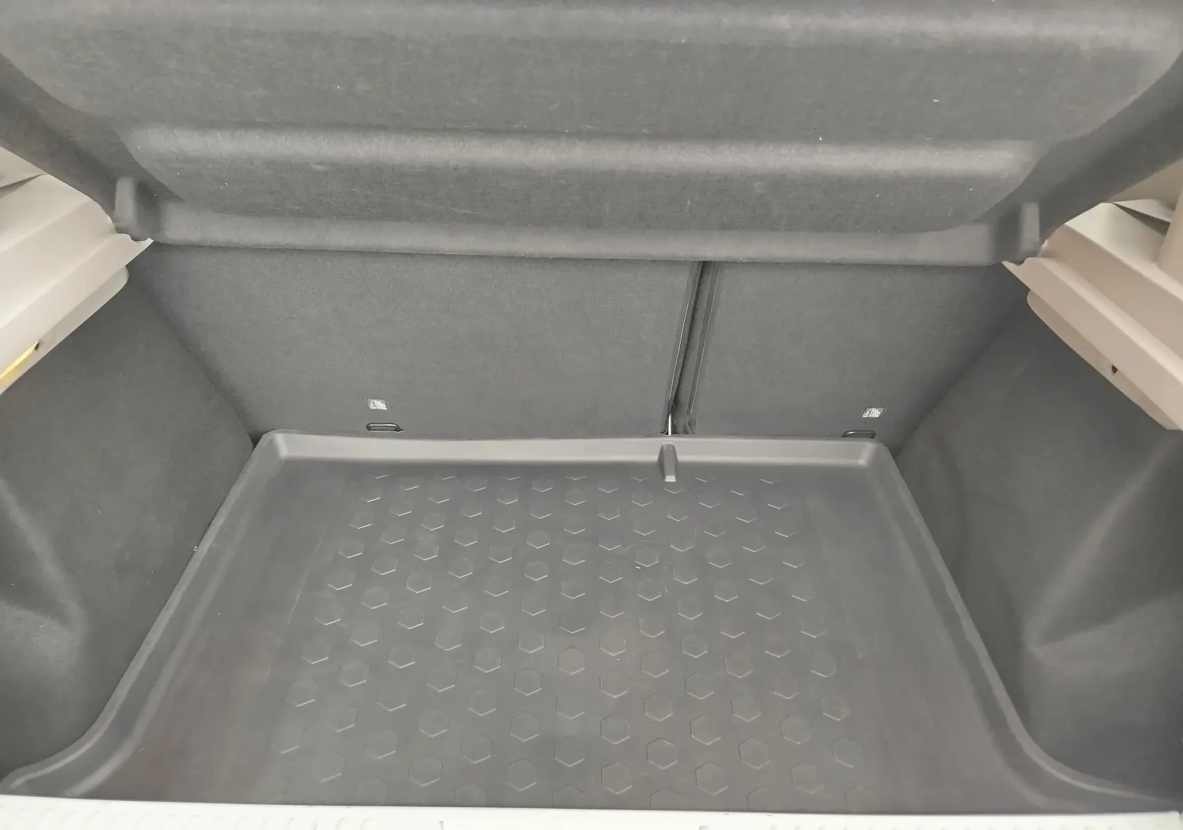 Vue intérieure du coffre spacieux et propre de la Dacia Sandero blanc glacier, version 2019 Lauréate Easy-R.