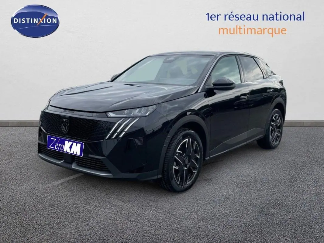 Peugeot 3008 noir vue 3/4 avant droit, avec calandre distinctive et jantes alliage modernes.