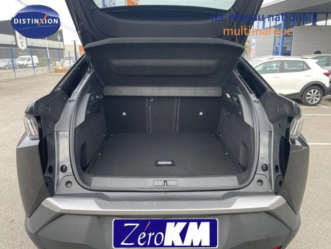 Coffre ouvert d’un Peugeot 3008 noir 2025 vu de l’arrière, montrant un espace de chargement spacieux et propre.