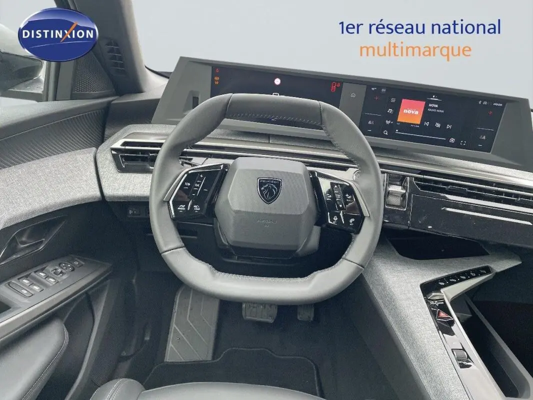 Vue intérieure centrée sur le volant cuir du Peugeot 3008 noir 2025 avec tableau de bord numérique et écran tactile large.
