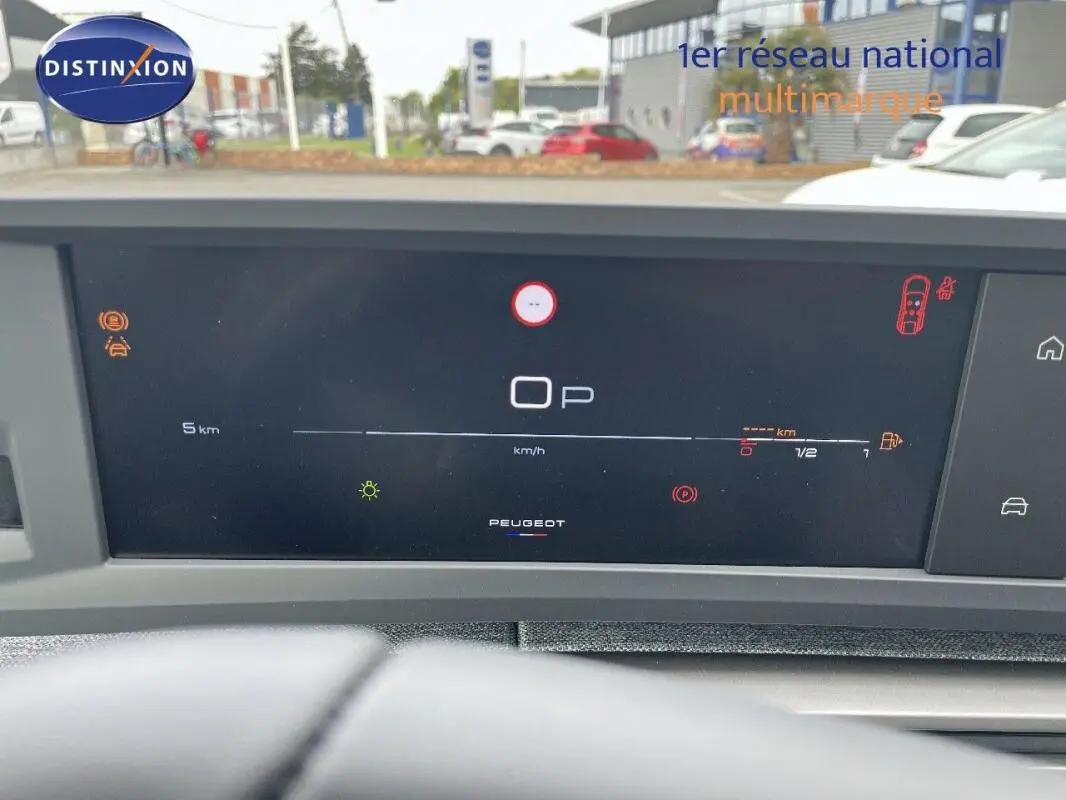 Vue rapprochée du tableau de bord numérique du Peugeot 3008 noir, affichant les indicateurs de vitesse et de sécurité.