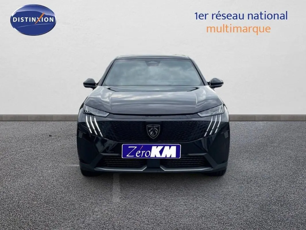 Vue frontale d'un Peugeot 3008 noir 2025 avec feux diurnes à LED distinctifs et calandre noire texturée.