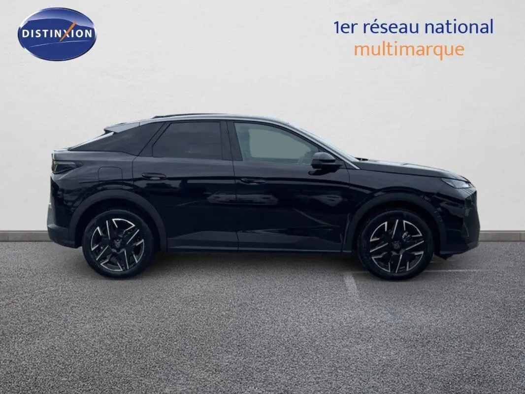 Profil côté gauche du Peugeot 3008 noir 2025, version hybride, avec jantes alliage et vitres teintées.