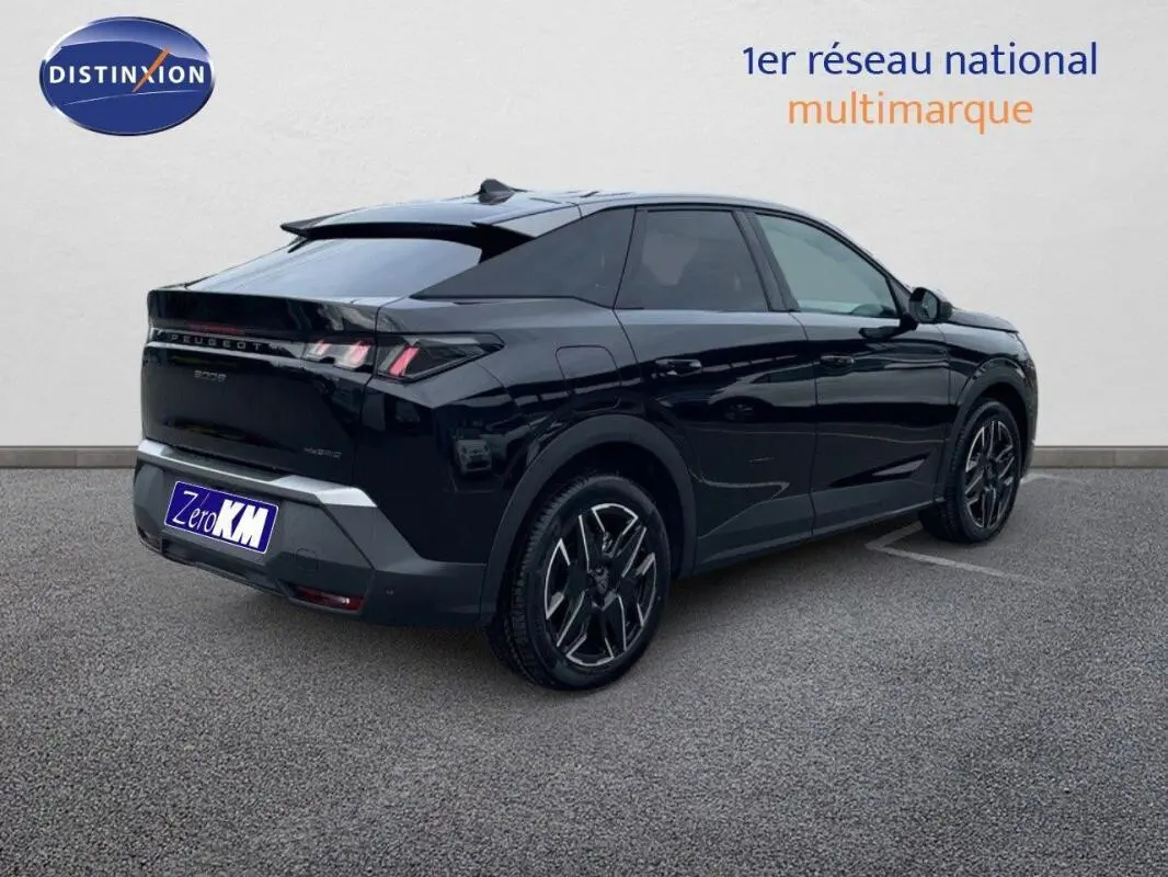 Peugeot 3008 noir en 3/4 arrière droit, soulignant ses lignes modernes et ses jantes alliage distinctives.