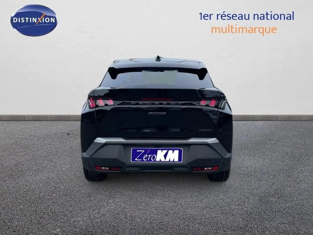 Vue arrière d'un Peugeot 3008 noir 2025 avec feux LED distinctifs et plaque d'immatriculation Zero KM.