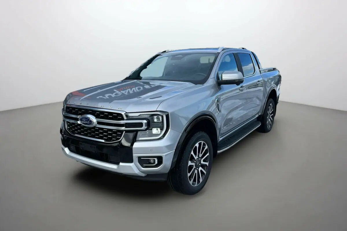 Vue 3/4 avant du Ford Ranger gris iconic 2026 avec calandre noire et jantes alliage 20 pouces.