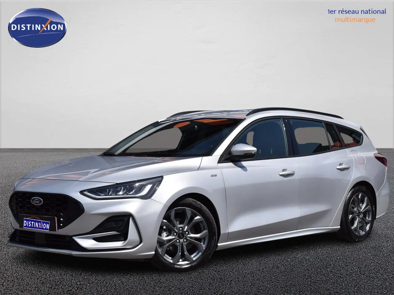 Ford Focus SW 1.5 EcoBlue 115 ST Line X en Moondust Silver, vue 3/4 avant droit avec jantes alliage 17 pouces.