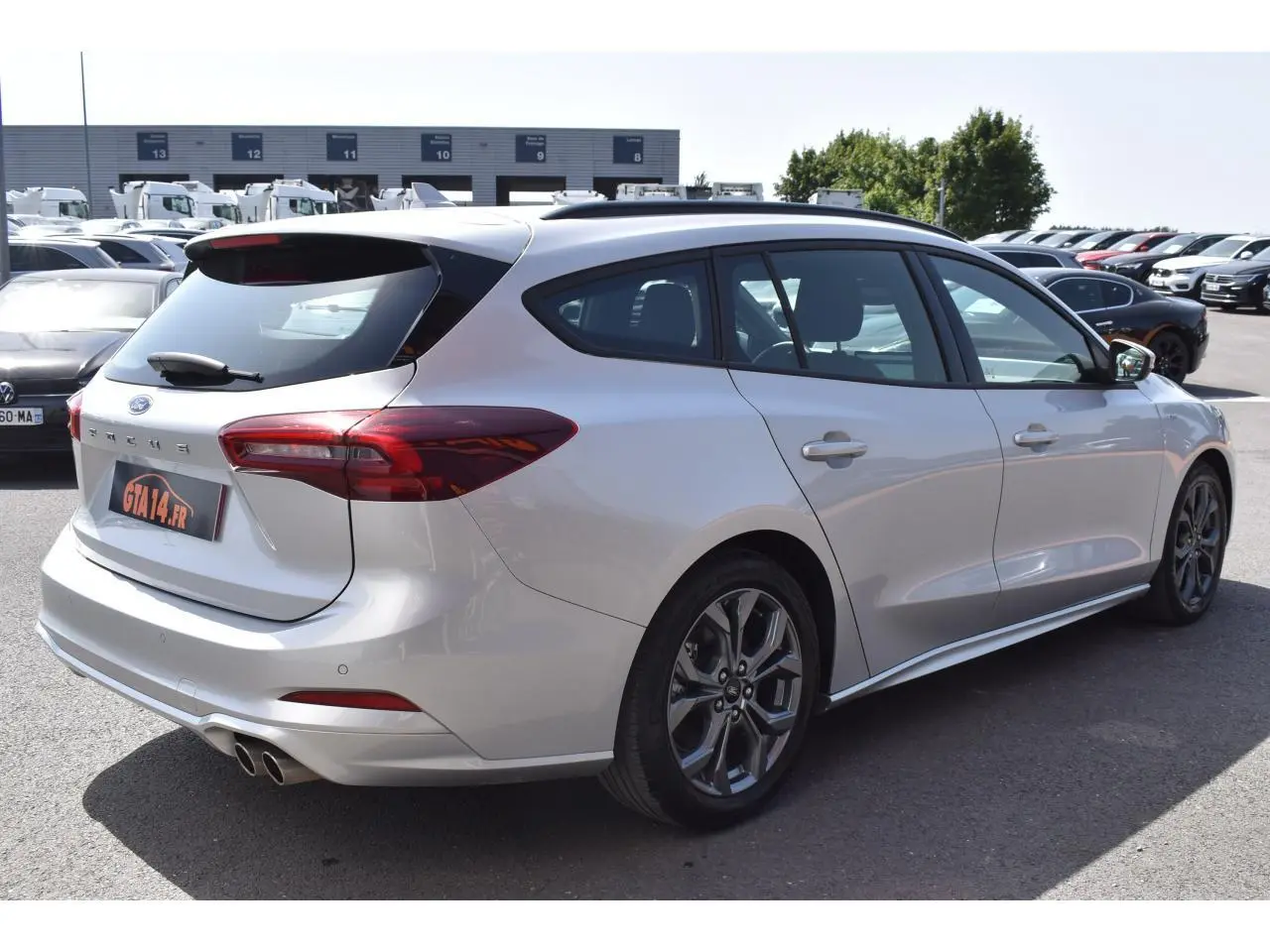 Vue 3/4 arrière droite de la Ford Focus SW 1.5 EcoBlue 115 ST LINE X en Moondust Silver avec jantes alliage 17 pouces.