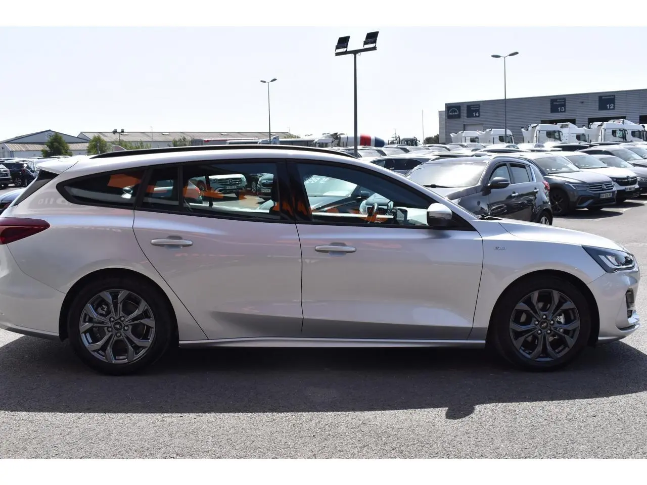Ford Focus SW 2025 Moondust Silver vue de profil côté gauche, avec jantes alliage 17 pouces et toit panoramique.