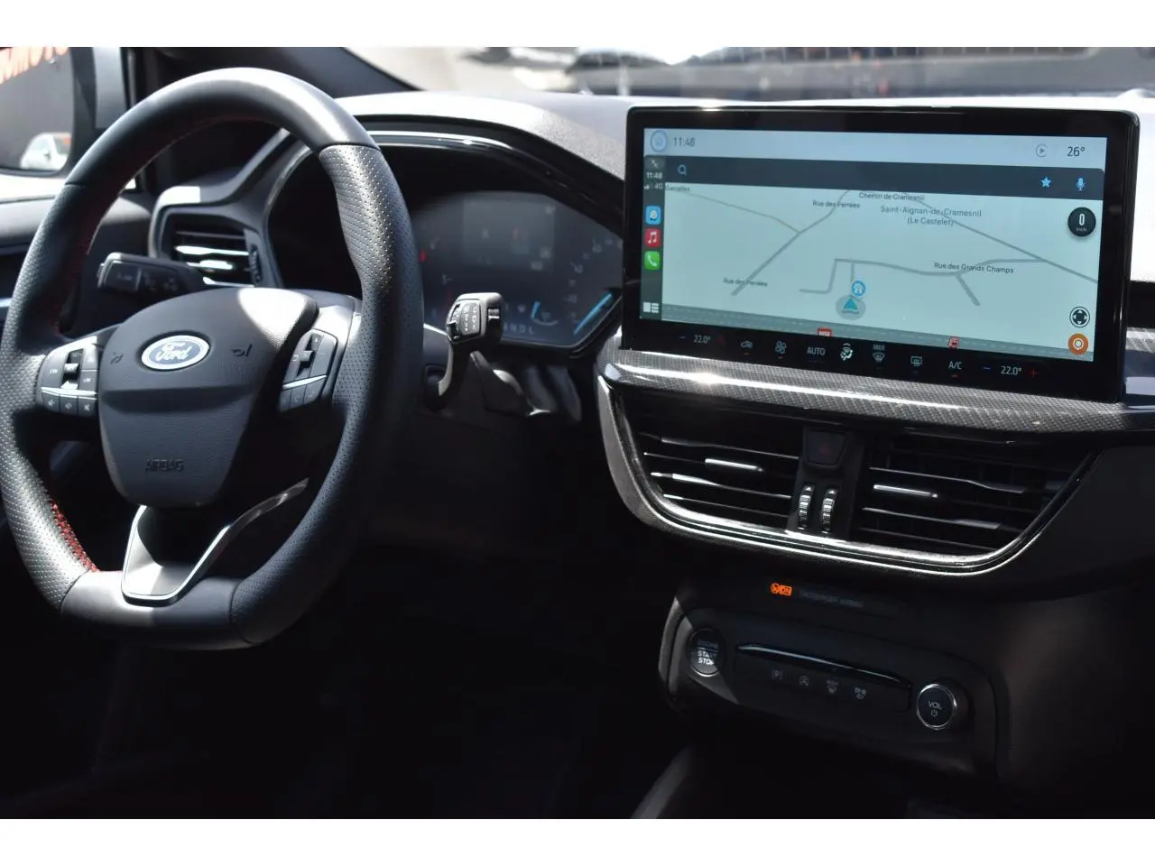 Vue intérieure côté conducteur du Ford Focus SW 2025, avec volant multifonction et écran tactile de navigation 13 pouces.