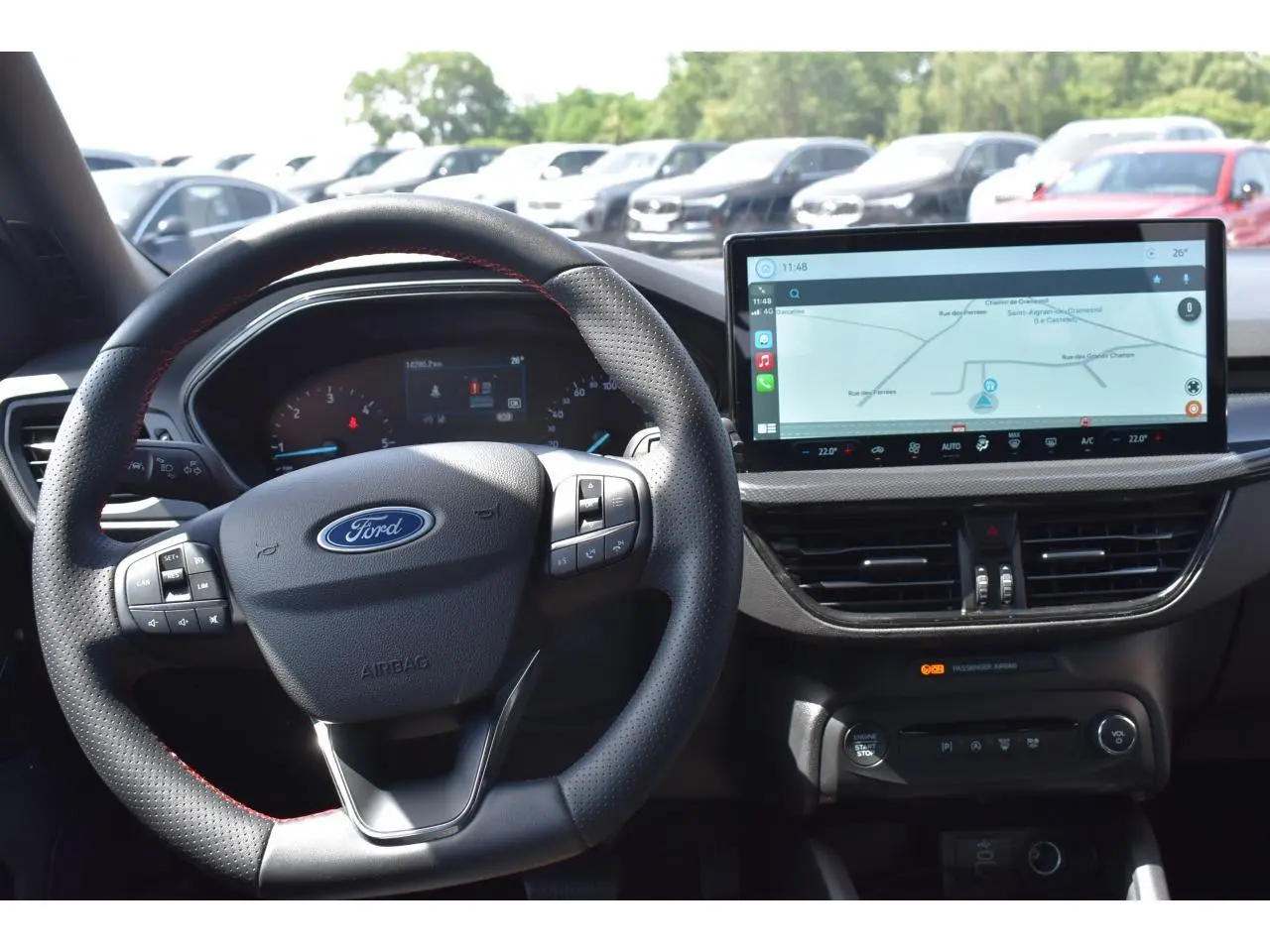 Vue intérieure centrée sur le volant Ford et l’écran tactile de navigation du Ford Focus SW Moondust Silver 2025.
