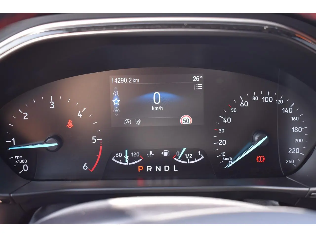 Vue rapprochée du combiné numérique 12,3" de la Ford Focus SW 2025, affichant vitesse, compte-tours et jauges.