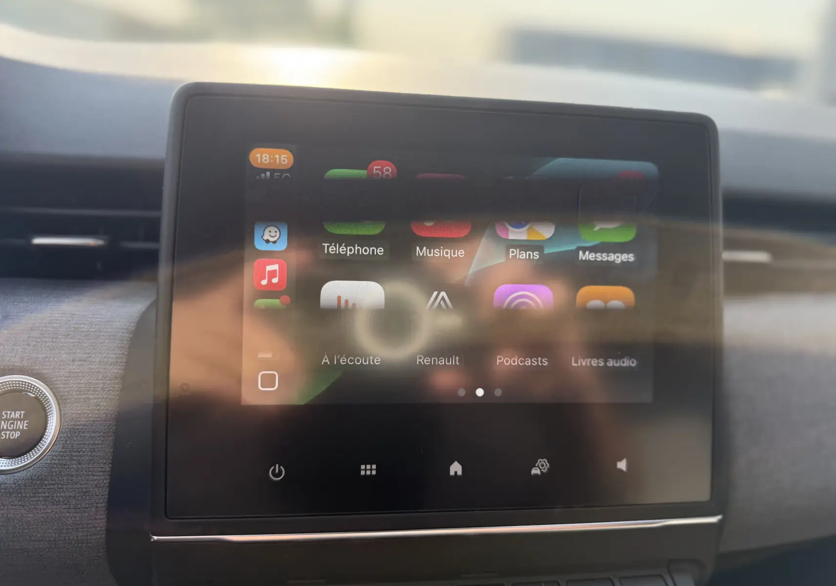 Écran tactile central de la Renault Clio 1.5 dCi 100ch Evolution affichant les applications multimédia et navigation.