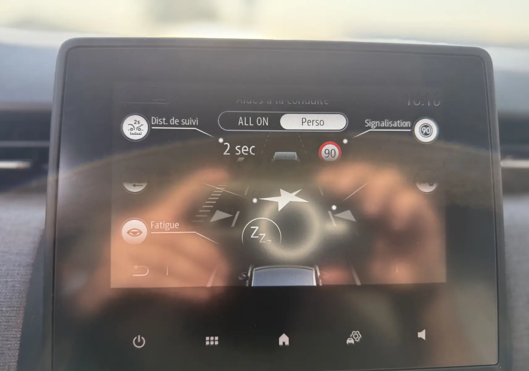 Écran tactile intérieur de la Renault Clio 2025 montrant les aides à la conduite avec interface claire et icônes visibles.